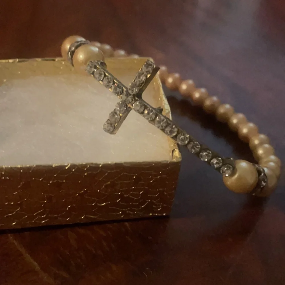 - New crystal cross stretch bracelet peach os